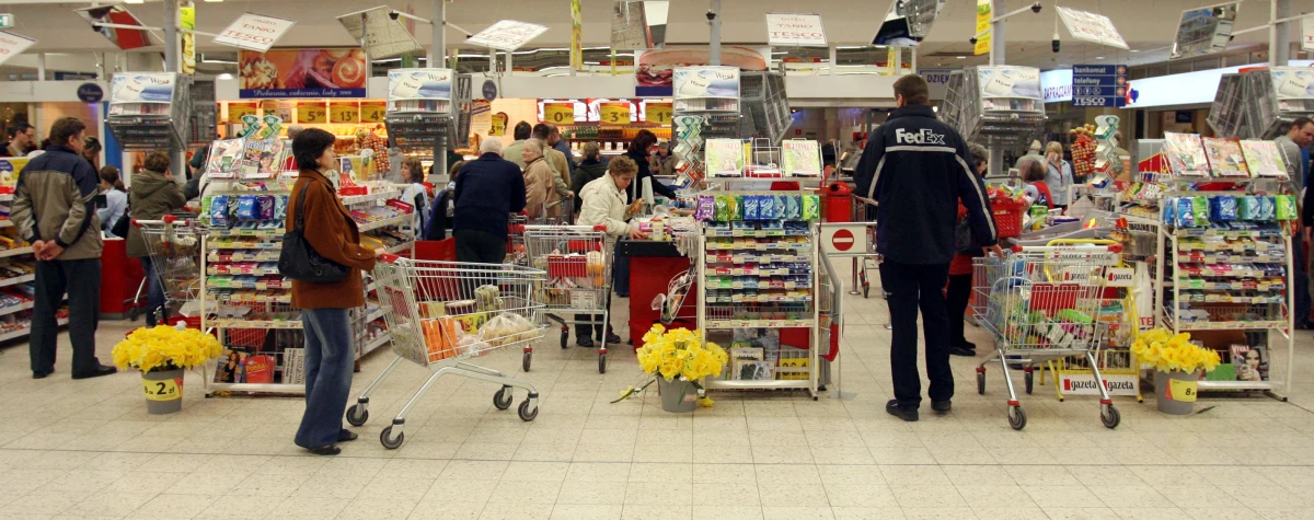 Polacy są oporni na zalety kupowania w wielkich sklepach spożywczych. Wbrew pozorom, stwarzanym przez reklamy, tłok na parkingach przed supermarketami oraz znaczące zyski sieci handlowych, zwyczaje zakupowe Polaków bardziej przypominają nawyki i upodobania Włochów, niż Niemców albo Czechów. W niektórych krajach Europy 80 procent obrotów sklepów spożywczych przypada na wielkie sklepy. W Polsce to tylko 50 procent.  Wielkie sklepy tym bardziej walczą o klienta, kuszą promocjami. Jak z nich korzystać i czy w ogóle mają sens. O tym Michał Zieliński rozmawiał z redaktor naczelną portalu dlahandlu.pl Edytą Kochlewską. 
