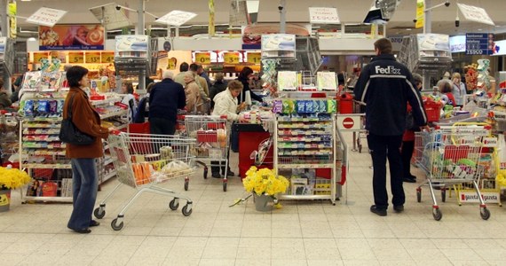 Polacy są oporni na zalety kupowania w wielkich sklepach spożywczych. Wbrew pozorom, stwarzanym przez reklamy, tłok na parkingach przed supermarketami oraz znaczące zyski sieci handlowych, zwyczaje zakupowe Polaków bardziej przypominają nawyki i upodobania Włochów, niż Niemców albo Czechów. W niektórych krajach Europy 80 procent obrotów sklepów spożywczych przypada na wielkie sklepy. W Polsce to tylko 50 procent.  Wielkie sklepy tym bardziej walczą o klienta, kuszą promocjami. Jak z nich korzystać i czy w ogóle mają sens. O tym Michał Zieliński rozmawiał z redaktor naczelną portalu dlahandlu.pl Edytą Kochlewską. 