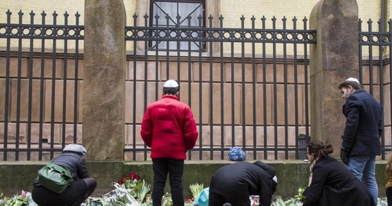 Zatrzymania w Kopenhadze, w dzielnicy Nörrebro, gdzie w niedzielę rano zastrzelony został zamachowiec. Policja twierdzi, że terrorysta, który w sobotę zabił dwóch ludzi, a pięciu ranił, działał sam, ale jednocześnie potwierdza, żezatrzymania mają związek z tą sprawą. 