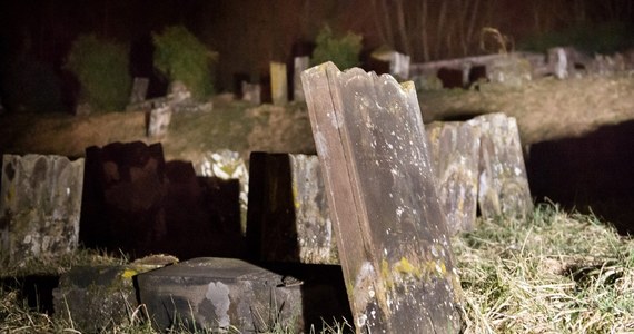 Kilkaset grobów zostało sprofanowanych na cmentarzu żydowskim w miejscowości Sarre-Union, we wschodniej Francji - poinformował w niedzielę francuski minister spraw wewnętrznych Bernard Cazeneuve, potępiając "z największą stanowczością" ten "haniebny czyn". 