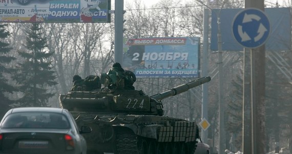 Ponad 60 ataków na pozycje armii ukraińskiej w Donbasie od momentu wejścia w życie rozejmu. Separatyści nie wpuścili też misji obserwacyjnej OBWE do Debalcewa, gdzie kilka tysięcy ukraińskich żołnierzy broni miasta. Rebelianci ogłosili, że w tym rejonie zawieszenie broni nie obowiązuje.