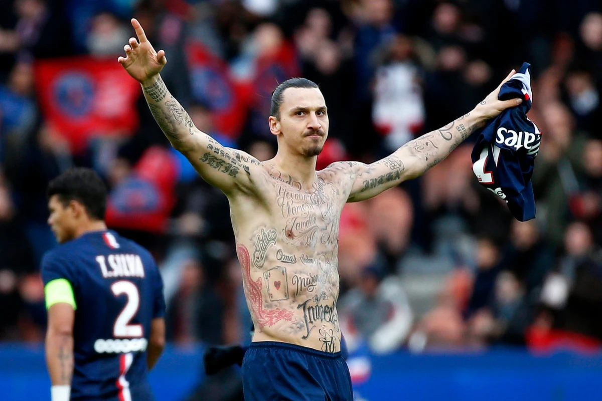 Piłkarz Paris St Germain Zlatan Ibrahimovic wyjaśnił, że zdjęcie koszulki podczas meczu francuskiej ekstraklasy z Caen (2:2), za co został ukarany żółta kartką, miało dodatkowe znaczenie. Szwed chciał w ten sposób zwrócić uwagę na problem głodu na świecie.