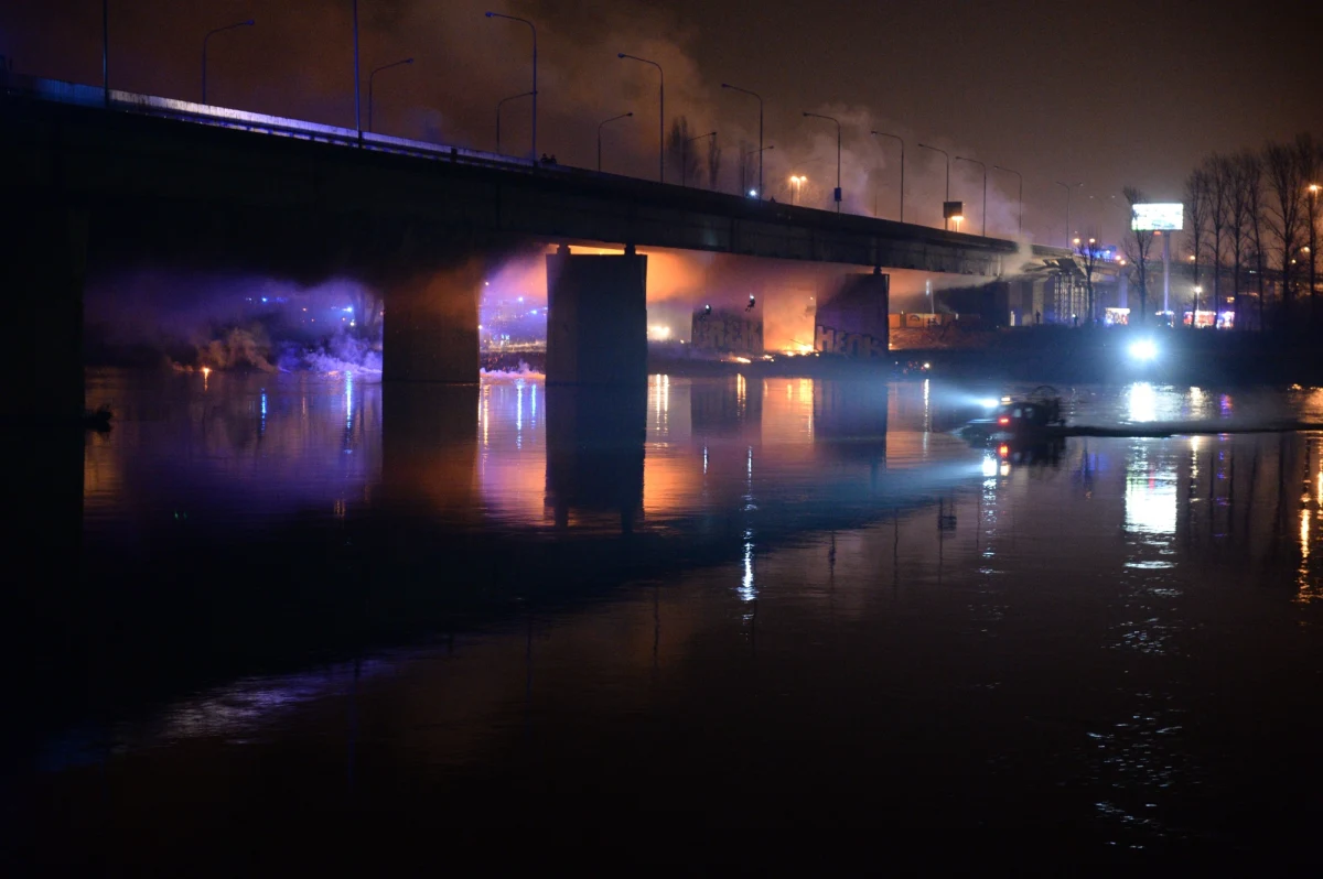 Deski składowane pod mostem Łazienkowskim mogły zostać podpalone - dowiedzieli się nieoficjalnie reporterzy RMF FM. To najpoważniejszy z wątków, badanych przez prokuraturę i policję. Z naszych informacji wynika ponadto, że w sobotę wieczorem na brzegu Wisły od strony Pragi palono kilka ognisk, które mogą mieć związek z pożarem.