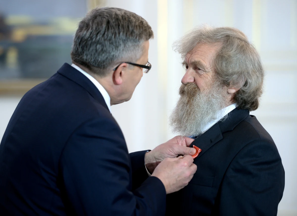 "Pana wyczyn wywołał olbrzymie zainteresowanie i olbrzymi podziw" - powiedział Bronisław Komorowski do Aleksandra Doby, który jako pierwszy przepłynął kajakiem Atlantyk z Europy do Ameryki i został wybrany Podróżnikiem Roku w plebiscycie amerykańskiej edycji "National Geographic". Prezydent odznaczył go Krzyżem Kawalerskim Orderu Odrodzenia Polski. "Jestem zaszczycony. Pokazałem, że Polak potrafi" - odpowiedział Doba.