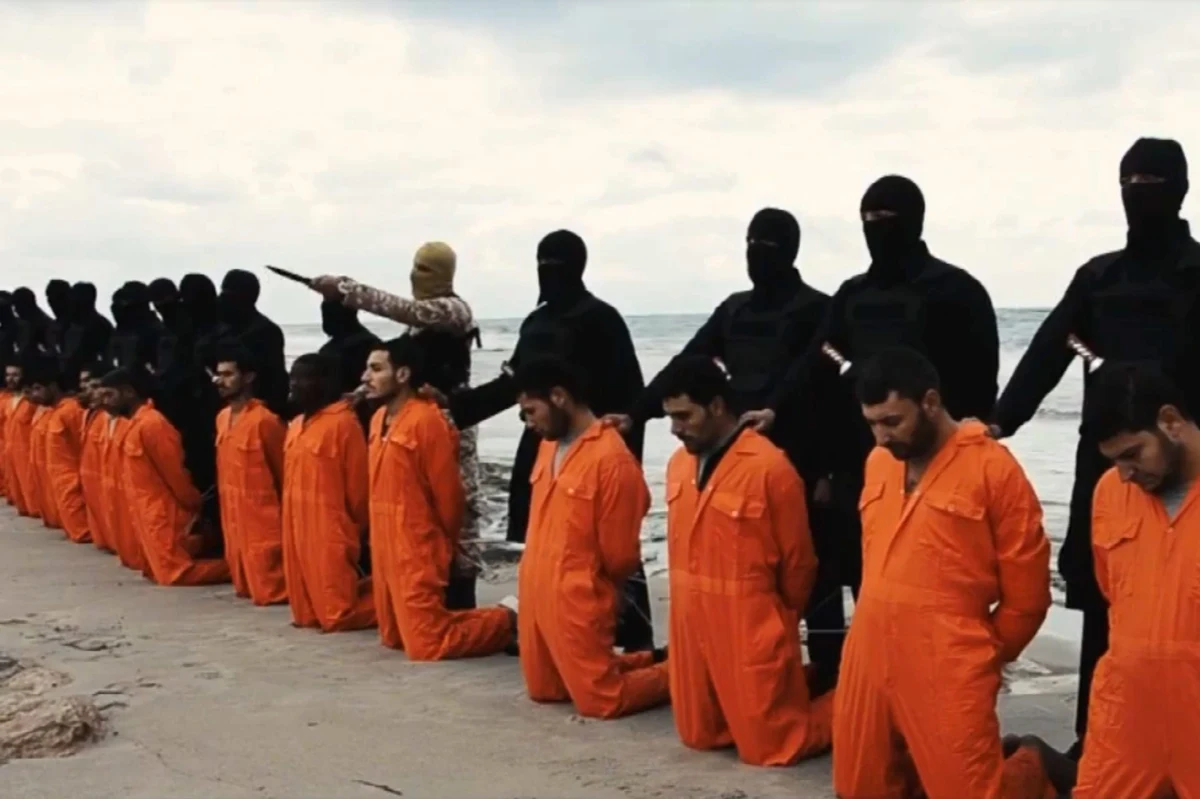 Pewna całodobowa stacja informacyjna wyemitowała obszerny materiał poświęcony tzw. Państwu Islamskiemu i bojownikom z ISIS. Dużo w nim było o bestialstwie, finasowaniu wojny i fałszywej interpretacji Koranu. Dużo grozy i… ani słowa o genezie problemu. A jest bardzo prosta. Nie byłoby islamskiego kalifatu, gdyby nie wojna w Iraku. Nie byłoby obcinania głów, gdyby wcześniej nie tolerowano fanatyzmu religijnego w Arabii Saudyjskiej ( największym sojuszniku Zachodu). Wreszcie nie powstałby samozwańczy kalifat, gdyby nie wojna domowa w Syrii, pogłębiona ambiwalentnym stosunkiem „cywilizowanego świata” wobec reżimu w Damaszku. W 2003 roku, nielegalna w oczach międzynarodowego prawa napaść na Irak podzieliła i zradykalizowała Arabów. Wycofanie się z tego kraju wojsk amerykańskich stworzyło próżnię, którą wypełniła armia spod czarnej flagi. Bojownicy ISIS maja swoich politycznych ojczymów pod naszą szerokością geograficzną, a cała ta historia to ciąg przyczynowo-skutkowy. 