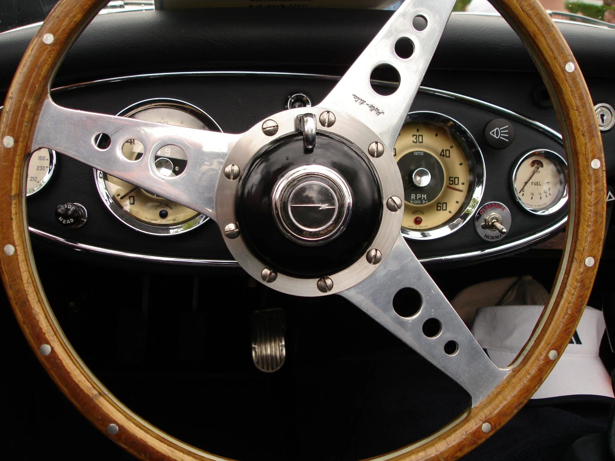 „Firmy nie pozostawiają złudzeń - ceny polis aut z kierownicą po prawej stronie będą wyższe” – pisze „Rzeczpospolita.  „W świetle obowiązujących taryf ubezpieczenie dla pojazdu z prawostronnym układem kierowniczym jest obarczone wysokim ryzykiem” – tłumaczy w rozmowie z dziennikiem Paweł Boryczka, dyrektor Departamentu Ubezpieczeń Komunikacyjnych Uniqa.