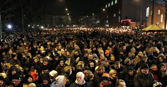 Około 30 tys. osób wyszło na ulice Kopenhagi, by uczcić pamięć ofiar sobotnich zamachów. Tłum śpiewał "Imagine" Johna Lennona. Kilka tys. osób złożyło kwiaty przed synagogą, przed którą postrzelona została jedna z ofiar. 