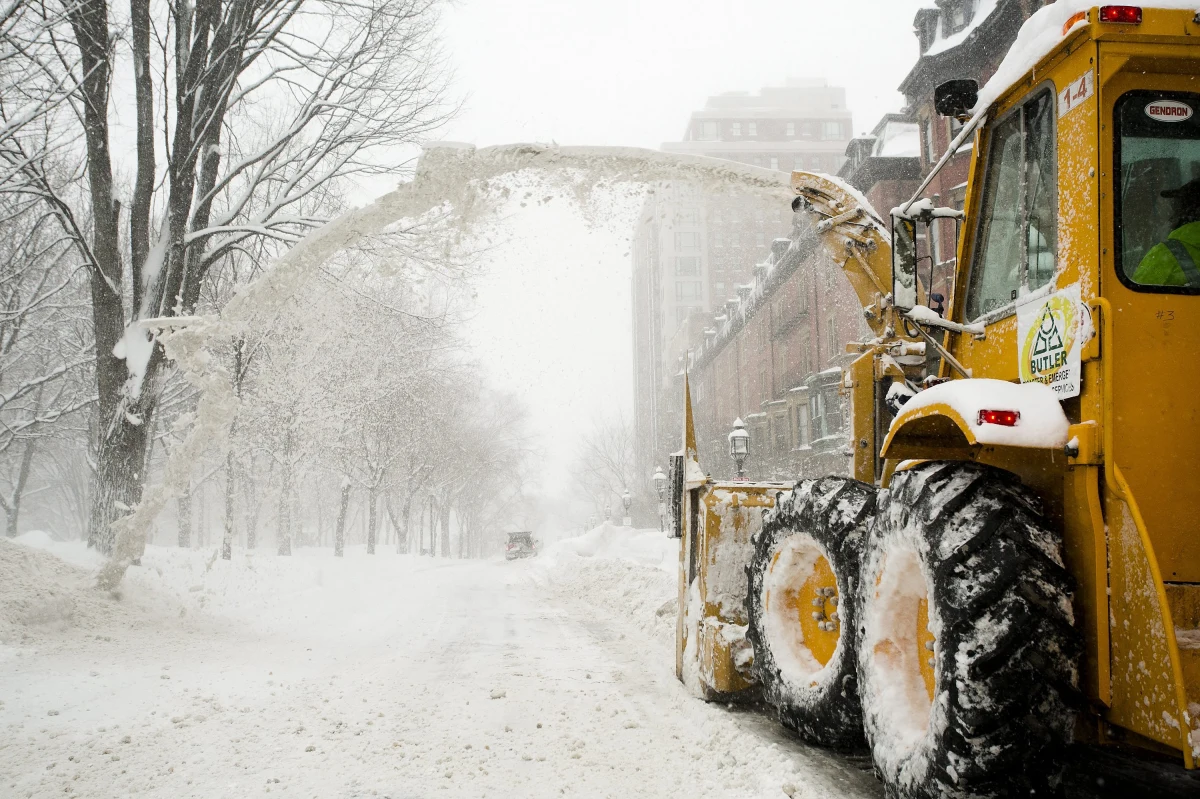 Rekordowo niskie temperatury utrzymują się we wschodnich rejonach USA podczas gdy burze śnieżne gnębią stany Środkowego Zachodu. Śnieżny front przesuwa się w kierunku stanów północno wschodnich.