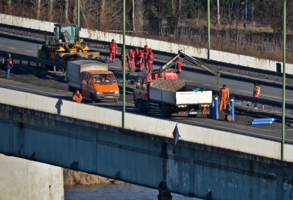 Budżet państwa pomoże w odbudowie mostu Łazienkowskiego w Warszawie. Premier Ewa Kopacz złożyła deklarację, że przeznaczy na to pieniądze - poinformowała naszego dziennikarza rzecznik rządu Małgorzata Kidawa Błońska.