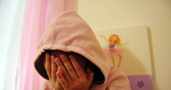 Olsztyńska policja wszczęła śledztwo w sprawie pedofila na Zatorzu. O mężczyźnie, który zaczepia młode dziewczynki poinformowała dyrekcja jednej ze szkół podstawowych. 