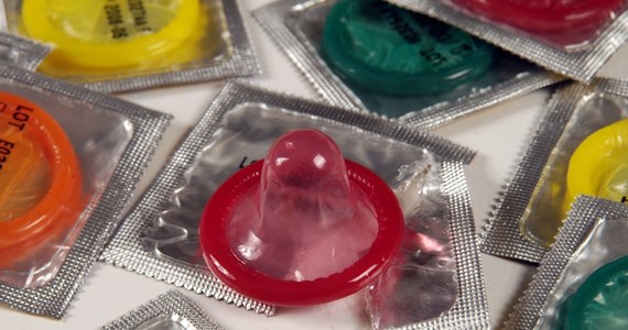 Brytyjskie dzieci mogą starać się o darmowy abonament na prezerwatywy. Już 13-latki mogą pobierać je szkołach, bibliotekach i aptekach. Ta finansowana przez brytyjską służbę zdrowia inicjatywa ma na celu obniżenie liczby ciąż u nieletnich. Na razie dotyczy tylko jednego hrabstwa - West Sussex. 