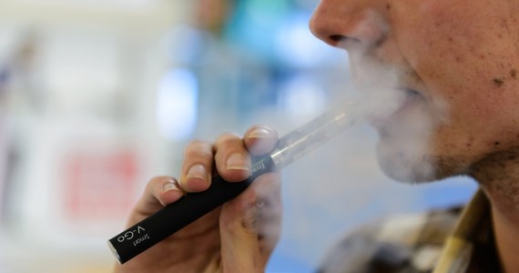 Resort zdrowia planuje zaostrzenie przepisów dotyczących e-papierosów – donosi „Rzeczpospolita”. Zmiana jest wymuszona przez unijne regulacje. 