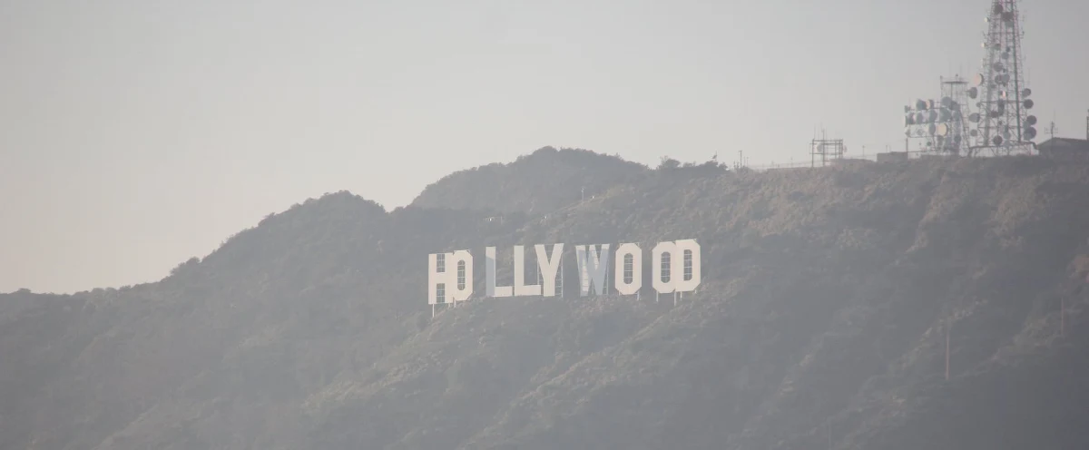 W Hollywood trwają przygotowania do gali wręczenia najważniejszych filmowych nagród. Do Los Angeles zjeżdżają turyści z całego świata, którzy liczą na to, że zobaczą gwiazdy światowego kina.  