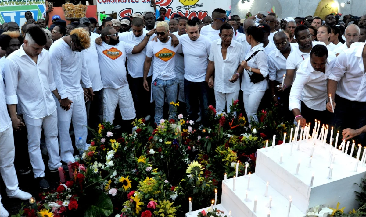 Podczas parady karnawałowej w stolicy Haiti, Port-au-Prince, 16 osób zostało śmiertelnie porażonych prądem; 78 osób, w tym wiele dzieci, jest rannych. Premier ogłosił żałobę narodową i poinformował, że dalsze imprezy karnawałowe odwołano. Wcześniej informowano o 18 ofiarach śmiertelnych i 60 rannych.  