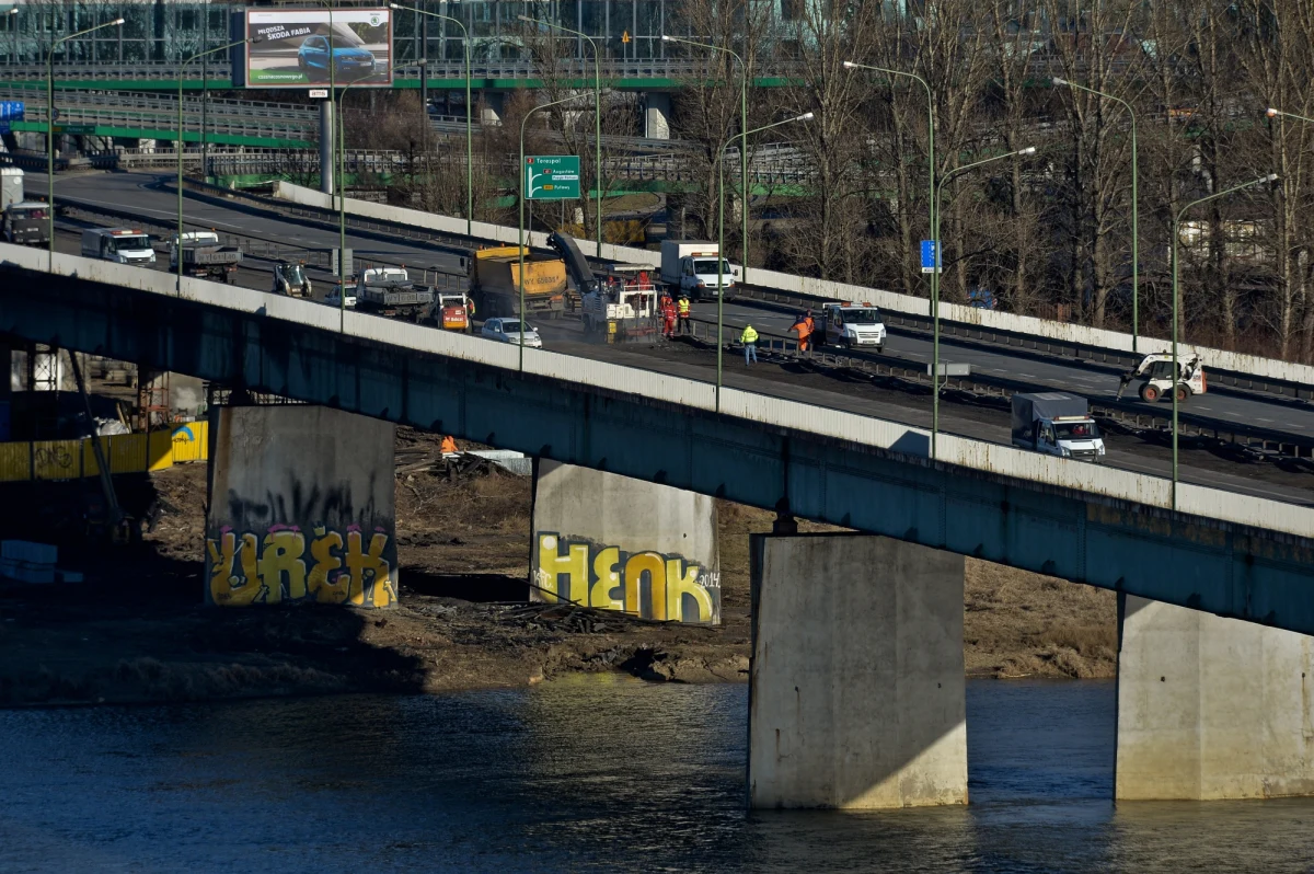 Kilkanaście nielegalnych kabli światłowodowych wykrył stołeczny Zarząd Dróg Miejskich w konstrukcji mostu Łazienkowskiego, który zapalił się w sobotę - dowiedział się reporter RMF FM. Dopiero pożar ukazał skalę samowoli firm telekomunikacyjnych - usłyszeliśmy w ZDM. 