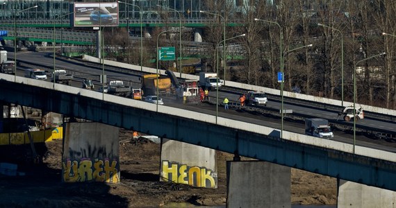 Kilkanaście nielegalnych kabli światłowodowych wykrył stołeczny Zarząd Dróg Miejskich w konstrukcji mostu Łazienkowskiego, który zapalił się w sobotę - dowiedział się reporter RMF FM. Dopiero pożar ukazał skalę samowoli firm telekomunikacyjnych - usłyszeliśmy w ZDM. 