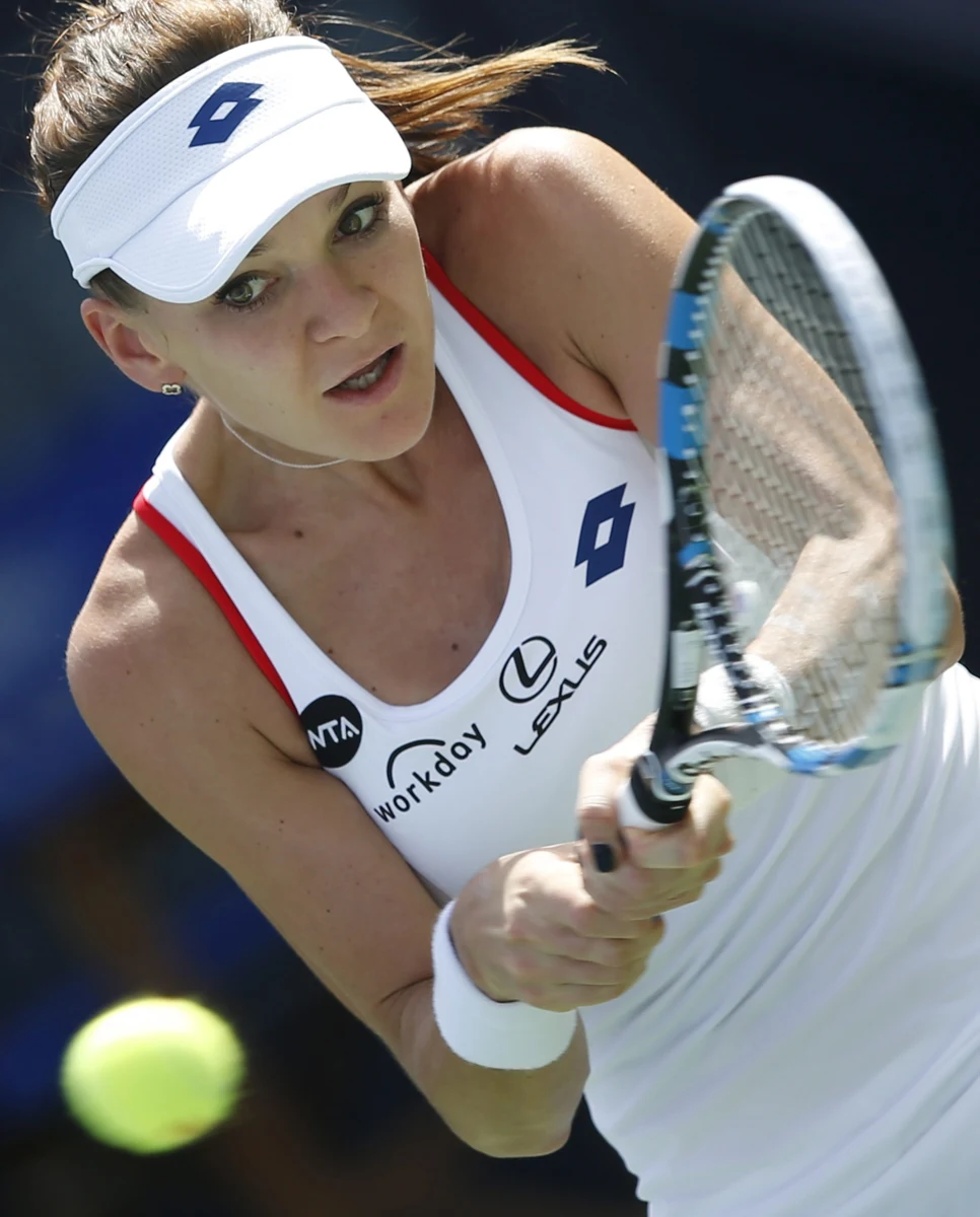 Rozstawiona z numerem piątym Agnieszka Radwańska przegrała z Hiszpanką Garbine Muguruzą 4:6, 2:6 w 1/8 finału turnieju WTA Premier w Dubaju (pula nagród 2,513 mln dolarów). Polka od wczoraj skarżyła się na złe samopoczucie.