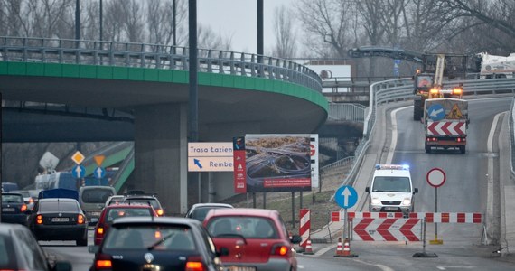 "Na dziś coraz bardziej realnie wygląda, że remont (mostu Łazienkowskiego - red.) będzie większy, niż się spodziewaliśmy na samym początku" - tak o stanie mostu Łazienkowskiego mówiła prezydent Warszawy Hanna Gronkiewicz-Waltz. Jak dodała, przeprawa może być zamknięta od kilku do kilkunastu miesięcy.