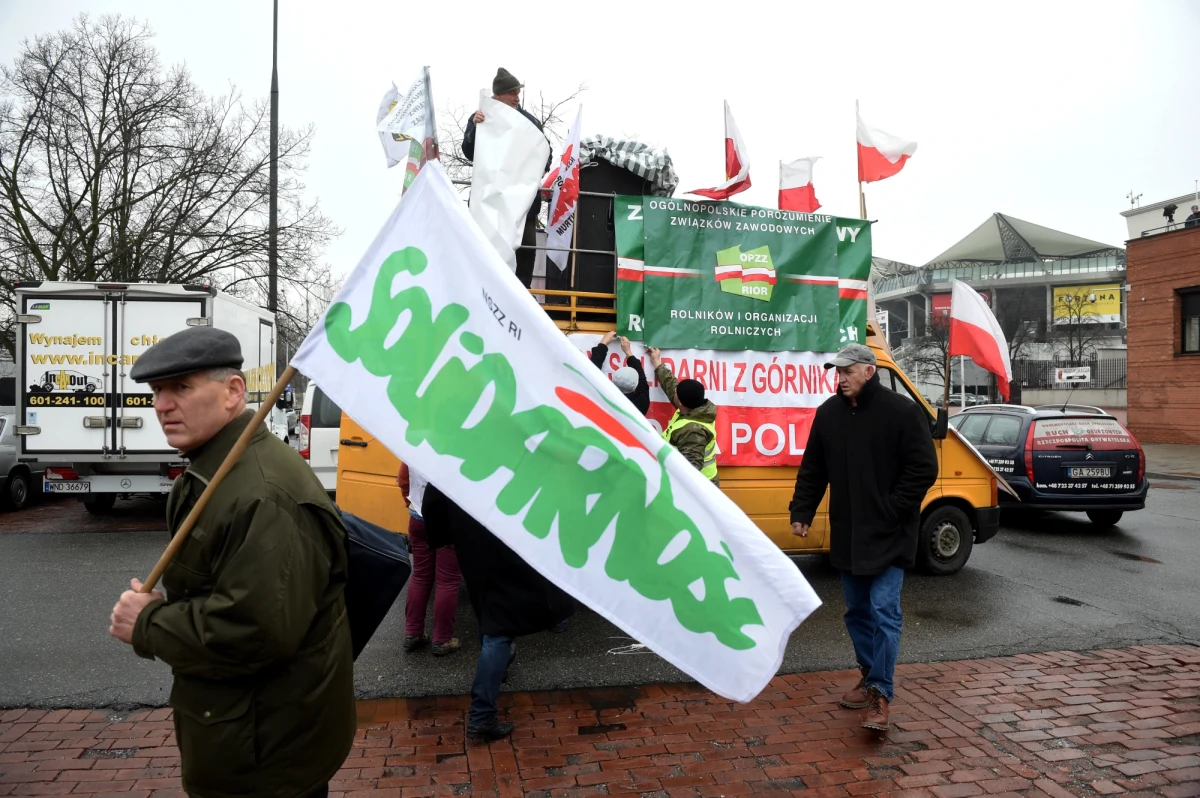 Przed kancelarię premiera dotarło 5 tysięcy rolników. Zjechali do Warszawy z całej Polski. Zamierzają tam rozbić zielone miasteczko. Rolnicy chcą, żeby Ewa Kopacz podpisała z nimi porozumienie - wtedy pojadą do domu.
