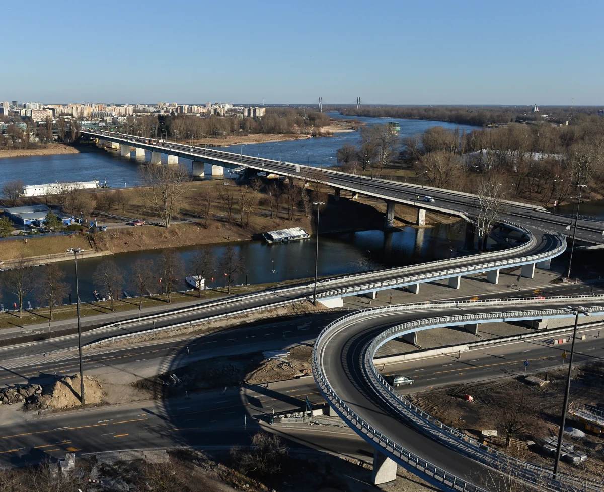 Wbrew zapowiedziom władz Warszawy w tym tygodniu nie powinniśmy spodziewać się ekspertyzy ws. mostu Łazienkowskiego. A bez tego dokumentu nie dowiemy się, jak długo przeprawa będzie zamknięta i ile będzie kosztowała jej naprawa. Opóźnienie wynika m.in. z tego, że poszerzył się zakres oględzin.