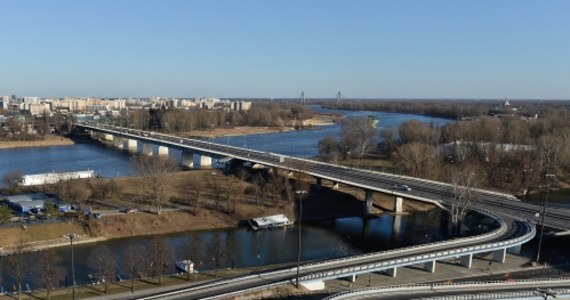 Wbrew zapowiedziom władz Warszawy w tym tygodniu nie powinniśmy spodziewać się ekspertyzy ws. mostu Łazienkowskiego. A bez tego dokumentu nie dowiemy się, jak długo przeprawa będzie zamknięta i ile będzie kosztowała jej naprawa. Opóźnienie wynika m.in. z tego, że poszerzył się zakres oględzin.