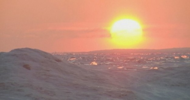 Ten niesamowity film został zarejestrowany nad brzegami Jeziora Górnego (Lake Superior) w Duluth w Minnesocie, na północy Stanów Zjednoczonych. Wyjątkowo niskie temperatury panujące od dłuższego czasu w tej części USA sprawiły, że największe z pięciu Wielkich Jezior - i drugie co do wielkości jezioro na świecie (po Morzu Kaspijskim) - skuł gruby lód. Widok wschodzącego słońca nad nieruchomą, zamarzniętą taflą robi niezapomniane wrażenie.