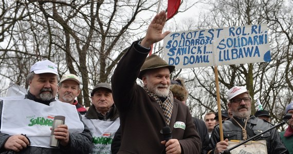 "Po raz pierwszy usiedliśmy do stołu i rozmawialiśmy o konkretach. Jesteśmy u progu porozumienia" – ogłosił lider protestujących rolników Sławomir Izdebski po spotkaniu w kancelarii premiera. Spotkał się tam jednak nie z Ewą Kopacz, a z wiceministrem rolnictwa Kazimierzem Plocke. To wcale jednak nie oznacza, że rolnicy zawieszą protest. 