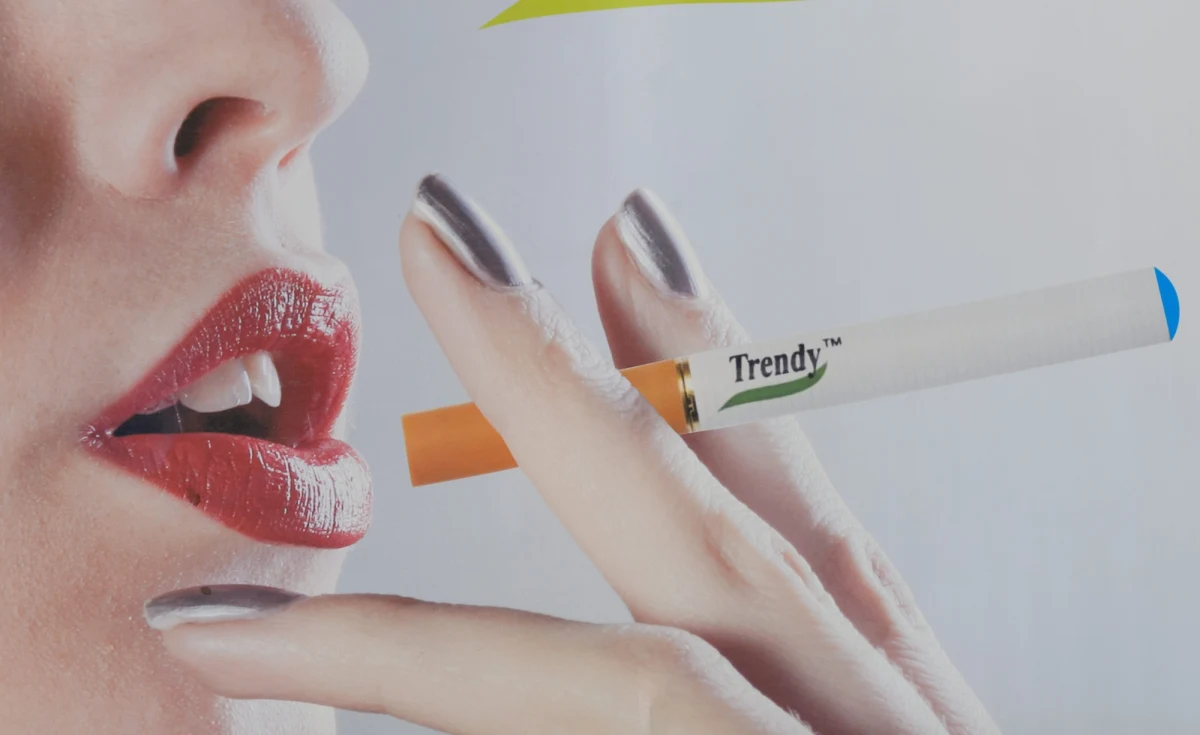 Zakaz sprzedaży e-papierosów przez internet, a także nieletnim miałby obowiązywać już od przyszłego roku.  Takie są założenia projektu ustawy, która ma zrównać papierosy elektroniczne z tradycyjnymi. Zakazana ma być także reklama używek zawierających nikotynę. 