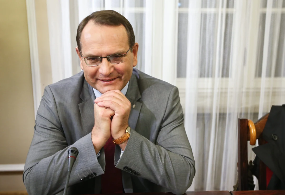 Rolnicy protestują przed Kancelarią Premiera i domagają się rozmowy z Ewą Kopacz. Co na to premier? Chcą między innymi odszkodowania za straty spowodowane przez dziki i rozwiązania problemów na rynku trzody chlewnej. Kolejne żądanie to dymisja ministra rolnictwa. Propozycje Marka Sawickiego nie zadowalają rolników. Czy mają powody, by protestować? W piątek gościem Konrada Piaseckiego w Kontrwywiadzie RMF FM będzie poseł PSL Eugeniusz Kłopotek.