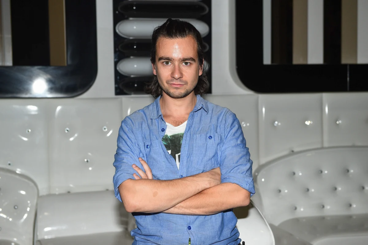 "Ja w ogóle nie chciałem dyskutować z tym, czy to jest muzyka dobra czy nie jest dobra. Czy ona kształtuje czy też psuje gusty, bo nie tędy droga. Wydaje mi się, że najważniejszym pomysłem było odcięcie wszystkich sznurków stereotypu wokół tego tematu i zabawienie się tego typu materią, którą w środku mogliśmy znaleźć" - mówi w RMF FM Maciej Bochniak, reżyser filmu "Disco Polo". "Dobrze się bawiliśmy, ale też była to bardzo trudna przeprawa dla nas wszystkich. Byliśmy zmuszeni do takiego brnięcia przed siebie, zdani trochę na samych siebie, co powodowało oczywiście bardzo trudne sytuacje, ale generalnie staraliśmy się cały czas trzymać lekkość" - dodaje.