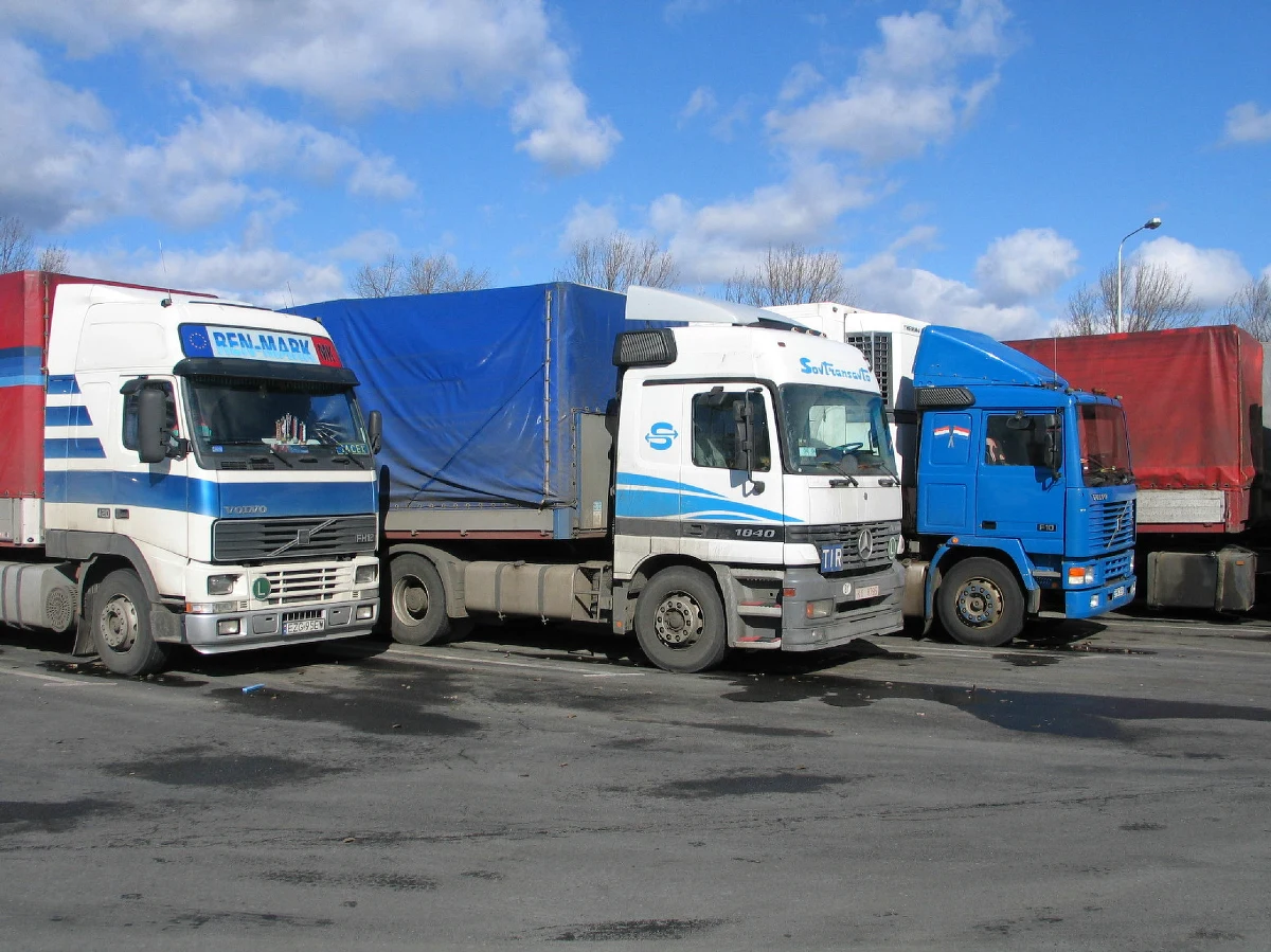 Minimalna płaca dla zagranicznych, w tym polskich, kierowców ciężarówek we Francji prawdopodobnie wejdzie w życie w najbliższych miesiącach. Francuski parlament nie uchwalił bowiem wotum nieufności dla francuskiego rządu.
