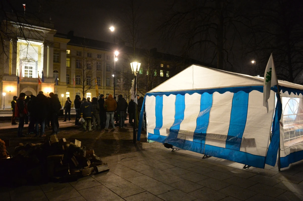 Namiot i kuchnia polowa stanęły naprzeciwko kancelarii premier Ewy Kopacz. Rolnicy - jak zapowiadali - budują w stolicy "zielone miasteczko". Mówią, że rozstawią namioty wzdłuż chodnika tak, by pomieścić wszystkich protestujących, którzy mają dojechać do Warszawy. Rolnicy domagają się m.in. wypłat odszkodowań za szkody wyrządzone przez dziki. 