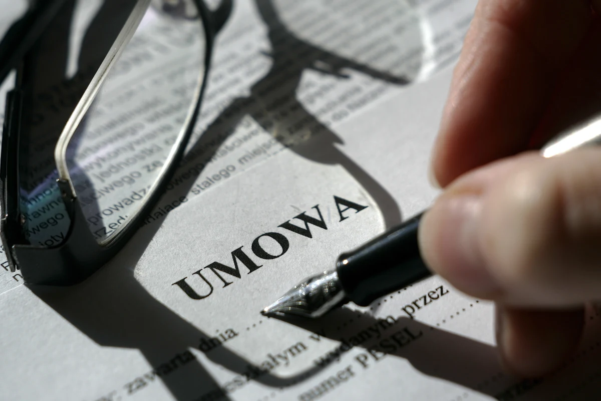 „Na kontraktach terminowych będzie można pracować w jednej firmie tylko przez 33 miesiące” – mówi w rozmowie z „Rzeczpospolitą” Radosław Mleczko, wiceminister pracy. „Będzie też można zawrzeć nie więcej niż trzy umowy terminowe” - dodaje. 