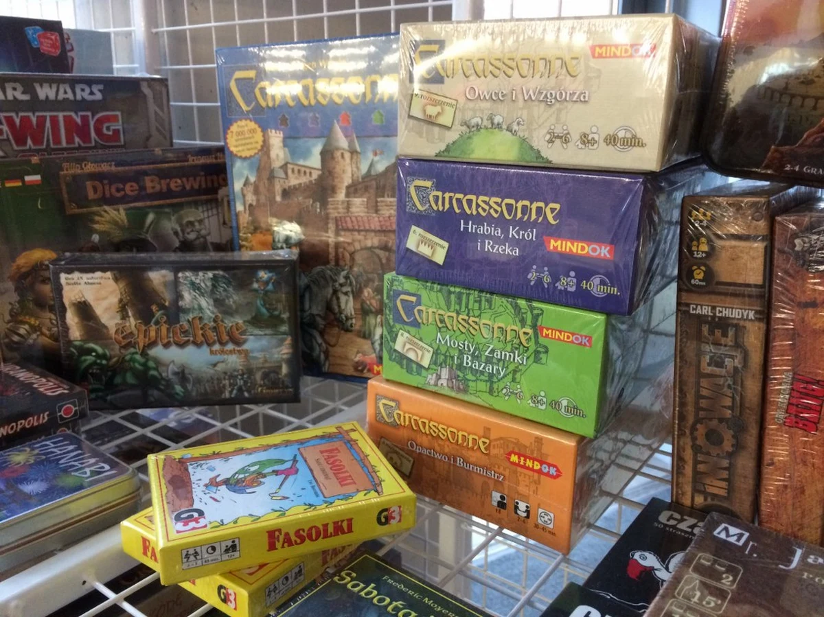 W ubiegłym roku na polskim rynku pojawiło się 350 nowych gier planszowych. Grać może każdy. Coraz częściej popularne planszówki pojawiają się na domowych imprezach czy na spotkaniach w klubach. W największych miastach w Polsce powstają stowarzyszenia, które skupiają miłośników takiej rozrywki. Grupy chętnie podpowiadają także, jak zacząć zabawę ze współczesnymi grami. W cyklu Twój Weekend w Faktach RMF FM zachęcamy byście w ten weekend sięgnęli po planszówkę i przekonali się, że to świetna zabawa. 