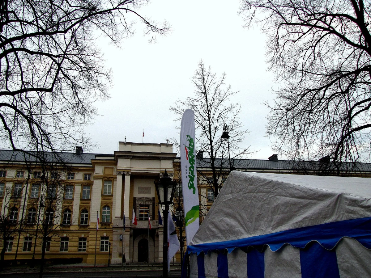 "Warszawiacy udzielają nam poparcia. Przychodzili do nas z herbatą i jedzeniem" - mówią rolnicy, którzy spędzili noc w "zielonym miasteczku" przed Kancelarią Premiera. Jest ich około 30. Kolejni protestujący mają dojechać w najbliższych godzinach.