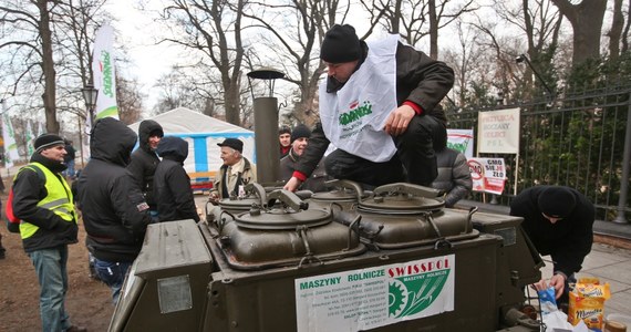 "Do południa podejmiemy decyzję, czy zaakceptujemy propozycje ministra rolnictwa" - mówi Sławomir Izdebski, przewodniczący rolniczego OPZZ. Chodzi o odszkodowania za straty w uprawach spowodowane przez dziki, interwencję na rynkach wieprzowiny i mleka oraz zakaz sprzedaży ziemi cudzoziemcom.