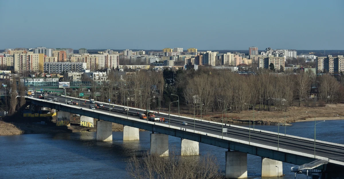 Uszkodzenia Mostu Łazienkowskiego w Warszawie po sobotnim pożarze są na tyle poważne, że konieczna będzie wymiana jego konstrukcji. "Może to kosztować od 100 do 130 milionów złotych" - poinformowała na konferencji prasowej prezydent Warszawy Hanna Gronkiewicz-Waltz. Most zostanie przywrócony do ruchu najwcześniej za kilka miesięcy.