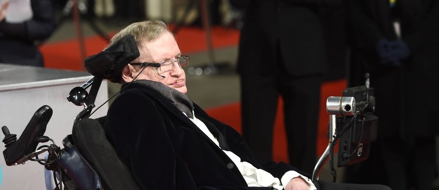 Brytyjski fizyk, profesor Stephen Hawking, przedstawił zarys swojej nowej teorii. Jego zdaniem czarne dziury, których istnienie zdefiniował przed laty, prowadzą do sąsiadujących ze sobą Kosmosów. Swoją teorię wygłosił przemawiając w Sztokholmie na forum Królewskiego Towarzystwa Technologicznego. 