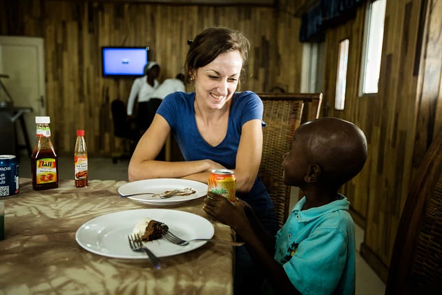 Carolyn Kindelan z PCI Media Impact i sześcioletni Patrick. Fot: #ISurvivedEbola