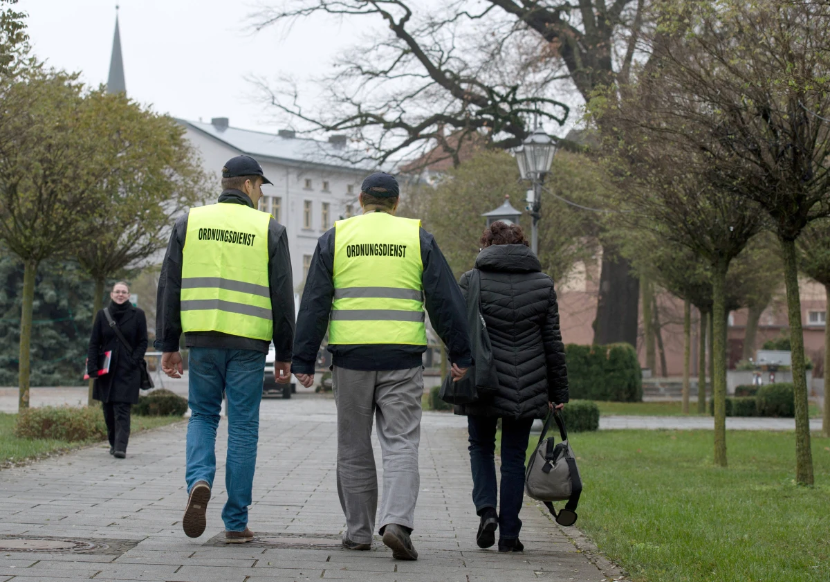 Sam zgłosił się na niemiecką policję w czwartek. W piątek został już aresztowany. 17-latek z polskiego Gubina jest podejrzany o serię napadów na starszych mieszkańców niemieckiego Guben. Jedną z jego ofiar jest 87-letni mężczyzna, którego nastolatek m.in. kopał mocno po głowie.