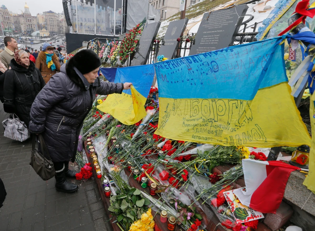 Jako "brednie godne szpitala psychiatrycznego" określił rzecznik MSZ Rosji Aleksandr Łukaszewicz doniesienia z Kijowa o "rosyjskim śladzie" i roli Władisława Surkowa, doradcy prezydenta Rosji, w krwawych wydarzeniach na Majdanie w lutym 2014 roku. Prezydent Ukrainy Petro Poroszenko oświadczył, że są dowody, iż Surkow kierował grupami snajperów, którzy strzelali do demonstrantów.