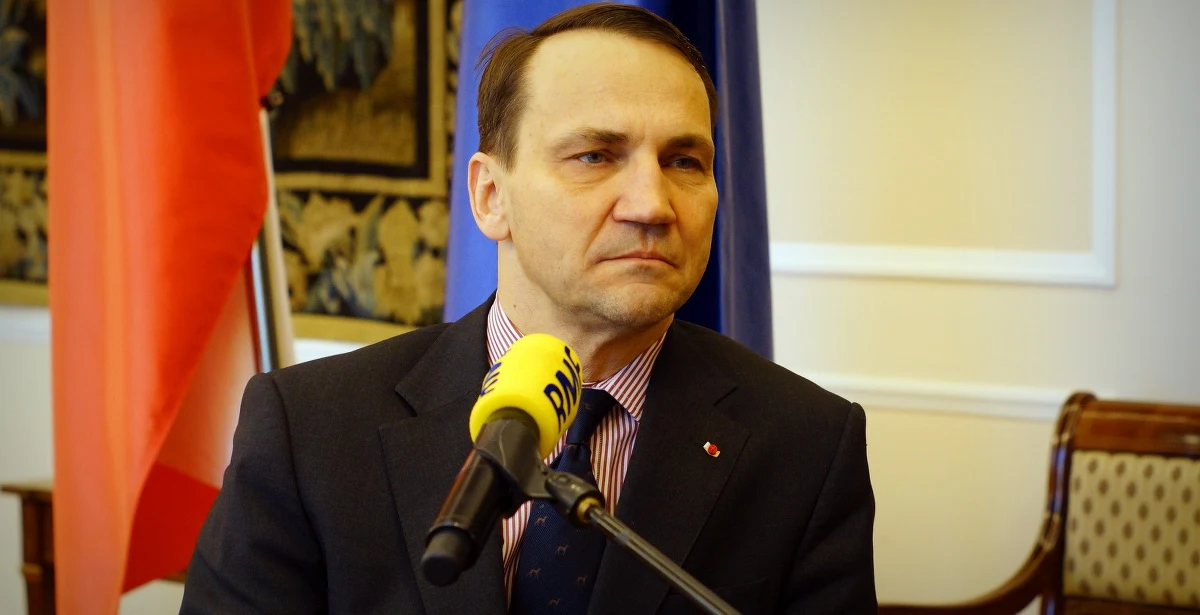 "Chwała Bogu, że nie bierzemy odpowiedzialności za kolejne rozejmy, które nie sprawdzają się w terenie" - mówi o porozumieniu w Mińsku Gość Krzysztofa Ziemca w RMF FM marszałek Sejmu Radosław Sikorski. "Gdyby rok temu opozycja odrzuciła porozumienie, to prezydent Janukowycz miałby usprawiedliwienie na rozgromienie Majdanu. Był namawiamy do totalnej rozprawy z Majdanem"- dodaje. Według byłego szefa MSZ, można było uniknąć konfliktu Rosja-Ukraina, ale "o tym zadecydował jeden człowiek – prezydent Rosji". 