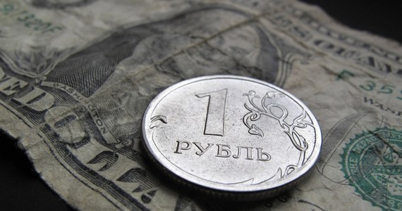 Agencja ratingowa Moody's obniżyła rating obligacji państwowych Rosji z poziomu Baa3 do Ba1, czyli do tzw. poziomu śmieciowego, z prognozą negatywną. Minister finansów Rosji Anton Siłuanow powiedział, że decyzja ta ma tło polityczne.