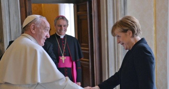 40 minut, a więc wyjątkowo długo, jak zauważyli watykaniści, trwała rozmowa papieża Franciszka z kanclerz Niemiec Angelą Merkel w Watykanie. W trakcie audiencji Merkel przekazała papieżowi pieniądze na pomoc dla dzieci uchodźców z Syrii i Iraku.