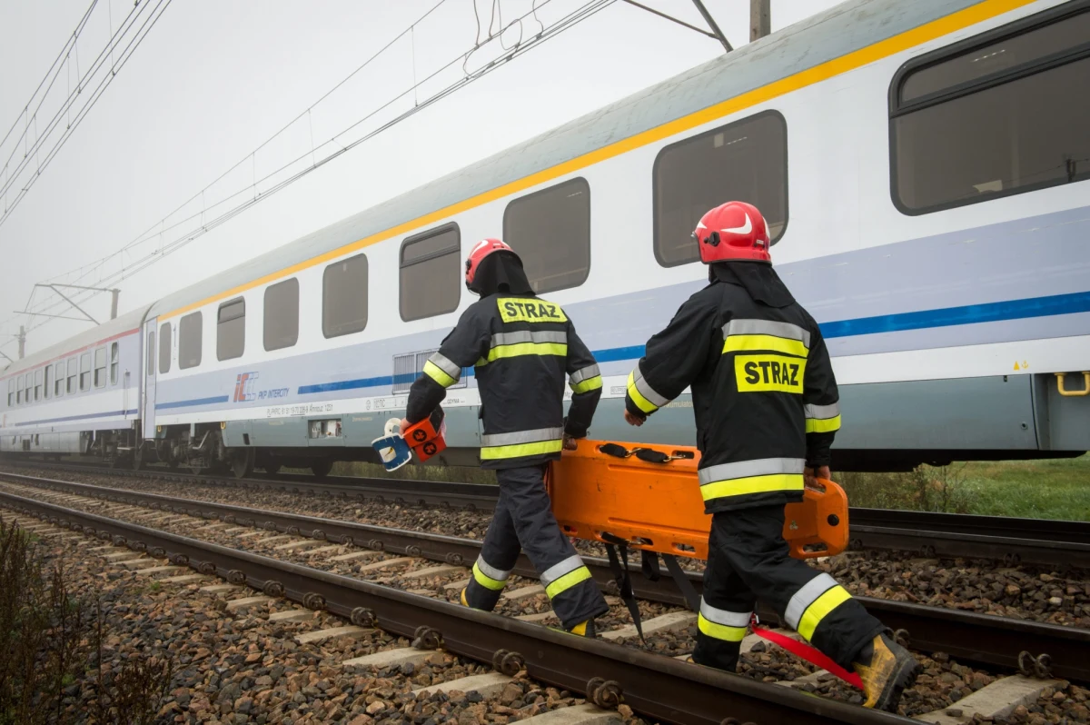 Nie żyje 11-latek, który został ranny po zderzeniu samochodu osobowego z pociągiem. Do tego tragicznego wypadku doszło na niestrzeżonym przejeździe kolejowym w Dziękonie niedaleko Moniek na Podlasiu.