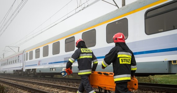 Nie żyje 11-latek, który został ranny po zderzeniu samochodu osobowego z pociągiem. Do tego tragicznego wypadku doszło na niestrzeżonym przejeździe kolejowym w Dziękonie niedaleko Moniek na Podlasiu.