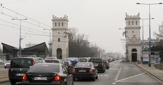 Władze dużych miast dostaną prawo selekcji samochodów i wyznaczania stref, do których nie wjadą samochody nie spełniające najwyższych norm emisji spalin - dowiedział się reporter RMF FM Mariusz Piekarski, który zdobył projekt ustawy o ochronie środowiska. Przygotowują ją posłowie PO. 