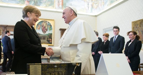 40 minut trwało spotkanie papieża Franciszka z kanclerz Niemiec Angelą Merkel. Tematem rozmowy była między innymi kwestia osiągnięcia pokoju na Ukrainie.