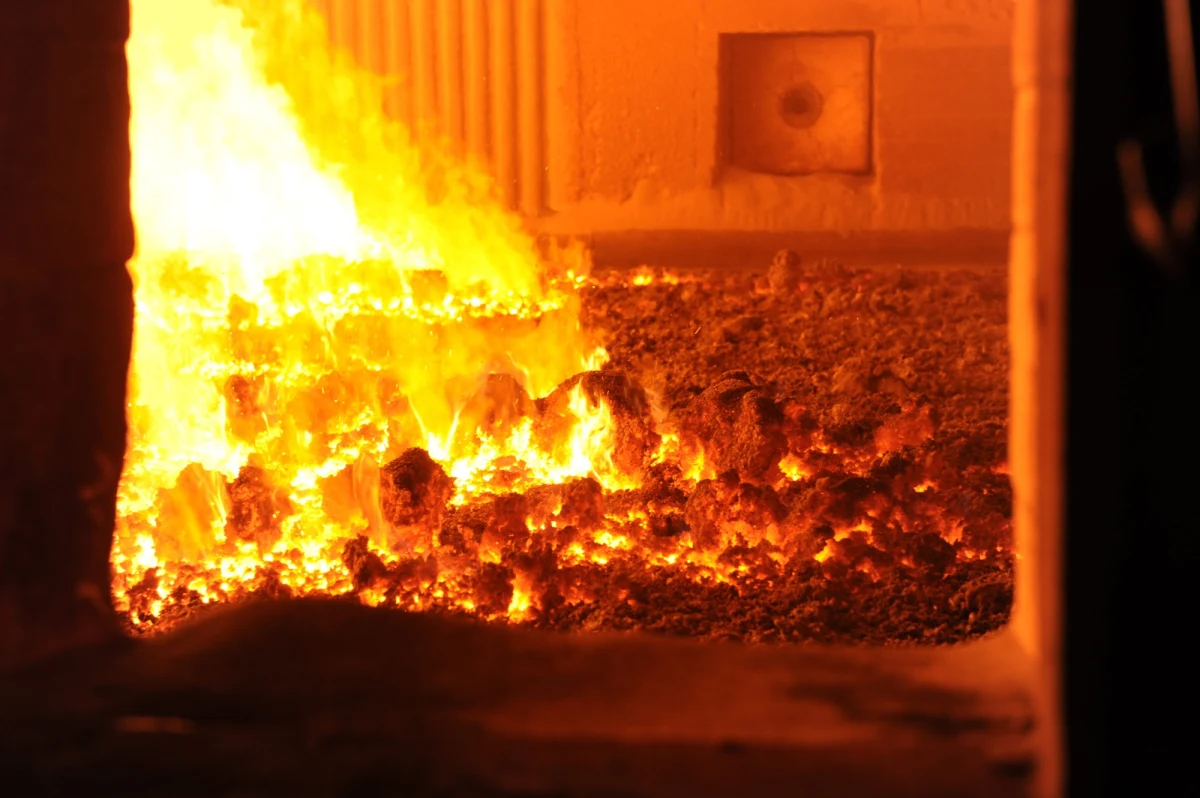 Samorządy będą mogły ustalać normy dla kotłów zamontowanych w naszych domach oraz decydować, co wrzucamy do pieca, by nie truć środowiska. Jak ustalił reporter RMF FM Mariusz Piekarski, posłowie przygotowują nowe przepisy w tej sprawie. Głównym celem jest ograniczenie smogu. 