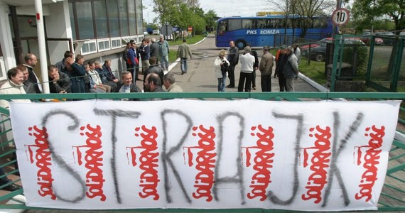 W poniedziałek pracownicy PKS Łomża na Podlasiu chcą rozpocząć protest. W trasy ma nie wyjechać żaden autobus. Związkowcom nie podoba się styl zarządzania spółką i chcą odwołania prezesa. 